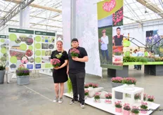 Nora Ringel and Stefan Bauer of Elsner Pac with Solo con Te, a small dianthus that can be grown in pot size 6 to 14 cm. It is very early flowering and the advantage is that it takes only one cutting, also for the bigger pots.